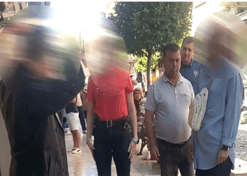 Öz babasının istismarından kurtulmak için otel odasını yaktı, sesini duyurdu