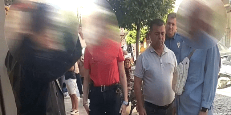 Öz babasının istismarından kurtulmak için otel odasını yaktı, sesini duyurdu