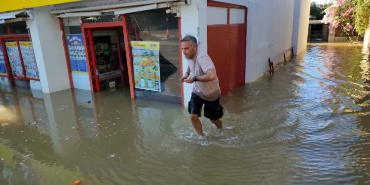 Su isale hattı patladı, mağaza ve evler su altında kaldı, can pazarı yaşandı, ölümden döndüler