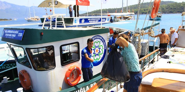 Büyükşehir Belediyesi Teknelerden 5 Milyon Litre Atık Su Topladı