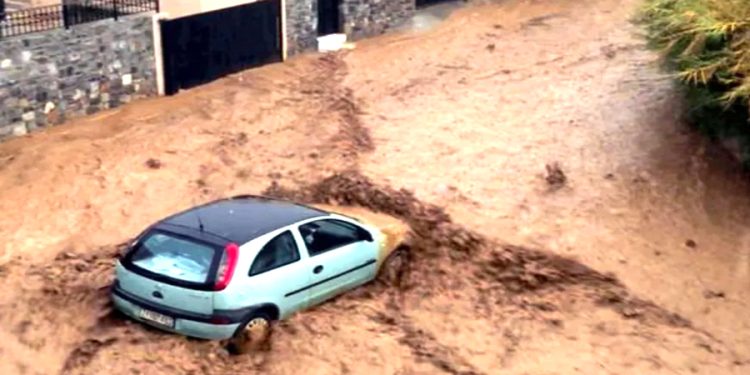 Turistik adada sel ve fırtına kabusu yaşandı