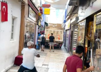 Esnaf, Çarşı İçinden Geçen Geniş Kamyonlardan Şikayetçi