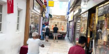 Esnaf, Çarşı İçinden Geçen Geniş Kamyonlardan Şikayetçi