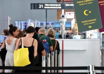 Sahte pasaportla dünya turuna çıkan Türk yakalandı