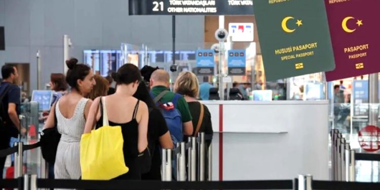 Sahte pasaportla dünya turuna çıkan Türk yakalandı