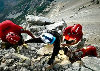 Paraşütle atlayıp uçurumda mahsur kalan turist kurtarıldı