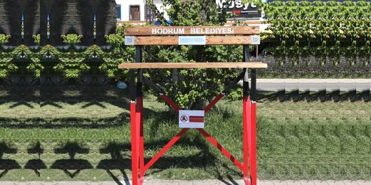 Bodrum’da iklim krizine 1,5 metre yüksekliğindeki banklarla dikkat çektiler