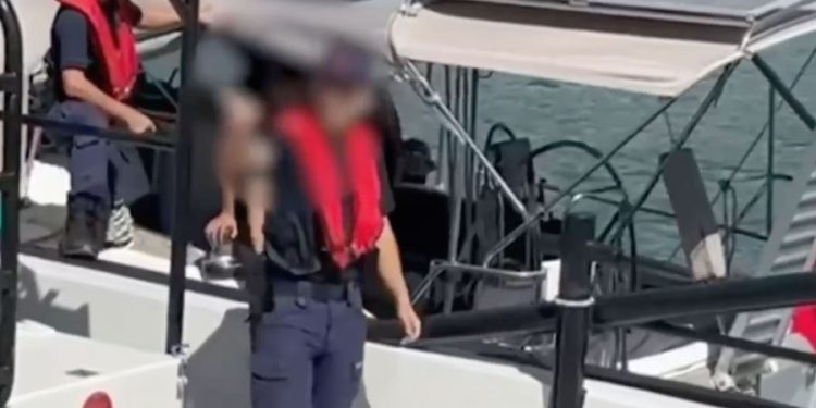 FETO Üyesi 15 Kişi Tekne İle Kaçarken Yakalandı