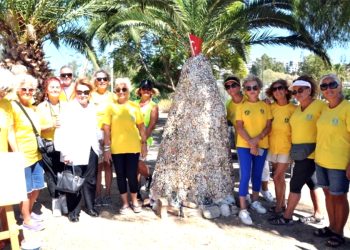 Missgibi 1 Bodrum yine farkındalık yarattı, topladıkları izmaritlerle sahilde sergi açtılar