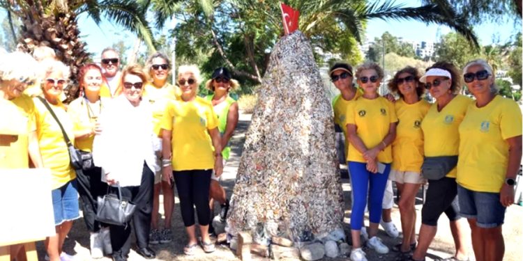 Missgibi 1 Bodrum yine farkındalık yarattı, topladıkları izmaritlerle sahilde sergi açtılar