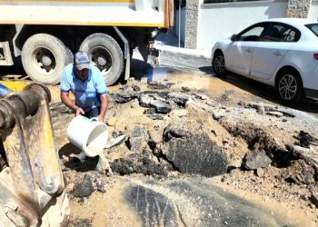 Su isale hattı patladı cadde çamur içinde kaldı