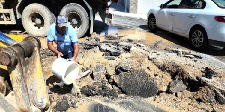 Su isale hattı patladı cadde çamur içinde kaldı