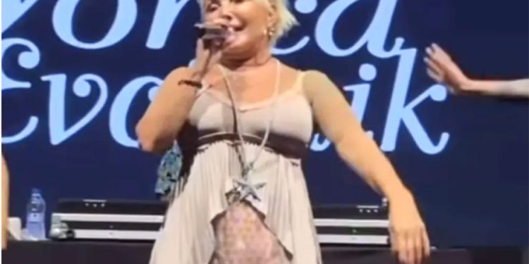 Yonca Evcimik’in sahne tarzı gündem oldu: Bile bile giydim