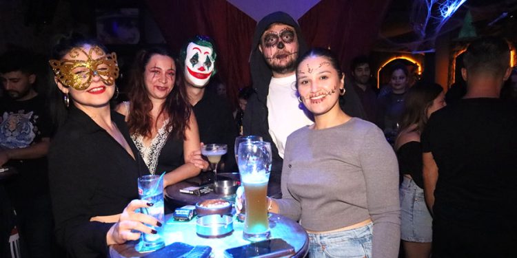 Black 7 Bar’da Cadılar Bayramı Gecesi 