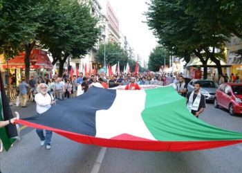 İsrailli turistler Rodos’ta barış eylemcilerine saldırdı