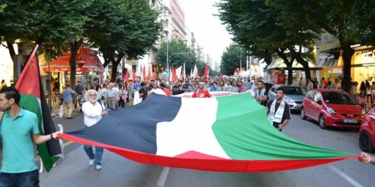 İsrailli turistler Rodos’ta barış eylemcilerine saldırdı