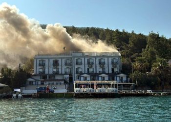 Çatıda tadilat yaparken oteli yaktılar