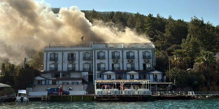 Çatıda tadilat yaparken oteli yaktılar