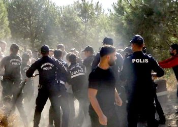 Bodrum’da taşlı sopalı yıkım, polis biber gazı ile müdahale etti
