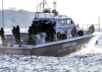 Balık avlarken açık denize  sürüklenen 3 Türk bir yabancı Yunanlılar tarafından tutuklandı