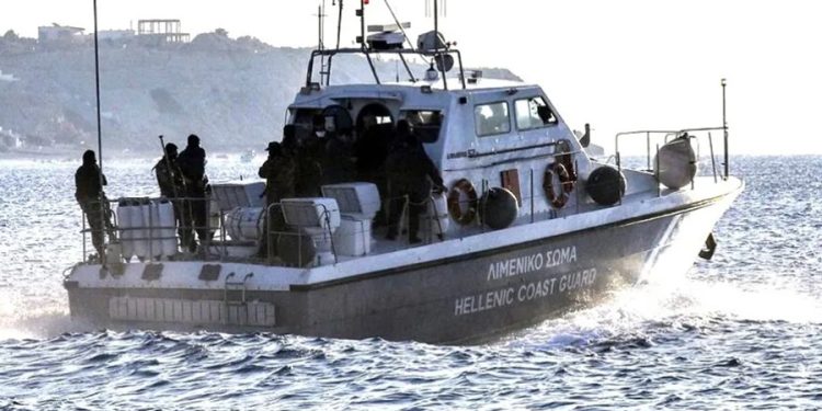 Balık avlarken açık denize  sürüklenen 3 Türk bir yabancı Yunanlılar tarafından tutuklandı