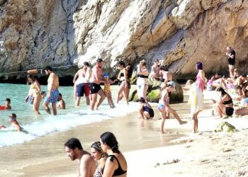 Akdeniz’deki dünyaca ünlü plajda adım atacak yer kalmadı