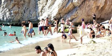 Akdeniz’deki dünyaca ünlü plajda adım atacak yer kalmadı