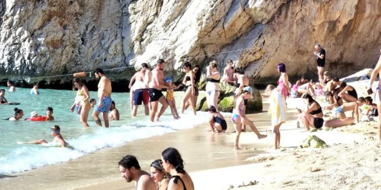 Akdeniz’deki dünyaca ünlü plajda adım atacak yer kalmadı