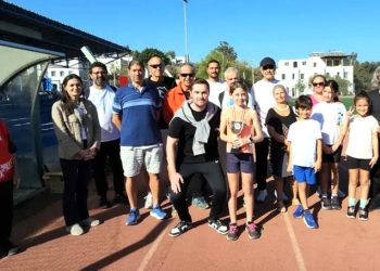 10 yaşındaki atlet Zeynep’in Kaş yarımaratonda verilmeyen ödülünü Bodrum Belediyesi verdi