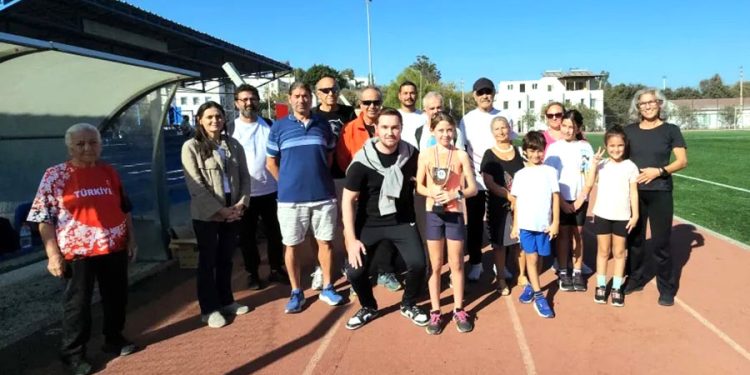 10 yaşındaki atlet Zeynep’in Kaş yarımaratonda verilmeyen ödülünü Bodrum Belediyesi verdi