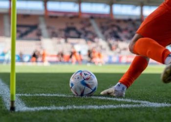 Futbolda yeni kural: 8 saniye sonra korner cezası gelecek