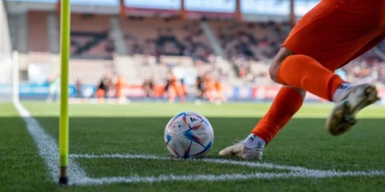 Futbolda yeni kural: 8 saniye sonra korner cezası gelecek
