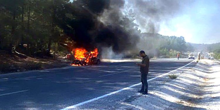 Milas- Yatağan yolunda otomobil yandı, sürücü atlayarak kurtulabildi