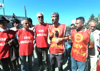 Alacaklarını isteyen oteldeki inşaat işçileri  işten çıkarıldı, sokakta eylem yaptılar