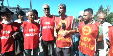 Alacaklarını isteyen oteldeki inşaat işçileri işten çıkarıldı, sokakta eylem yaptılar