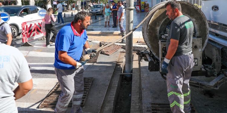 Belediyeden Kanal Açma ve Temizlik Çalışmaları