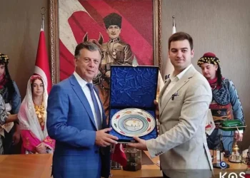 Pontus Rumları bu fotoğrafı hazmedemedi, adanın Belediye Başkanı’na linç girişimi