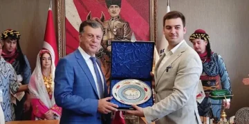 Pontus Rumları bu fotoğrafı hazmedemedi, adanın Belediye Başkanı’na linç girişimi