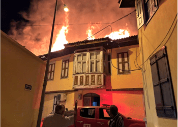 Kolonya ile hem kendini hem tarihi Milas evlerini yaktı