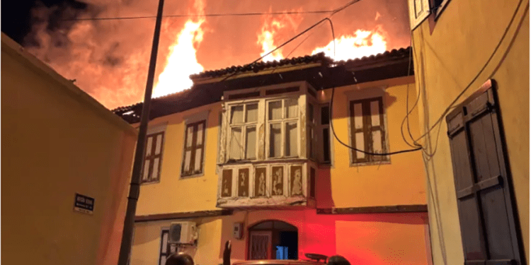 Kolonya ile hem kendini hem tarihi Milas evlerini yaktı