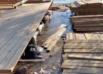 Bitezdeki kaçak platformdaki su borusu patladı