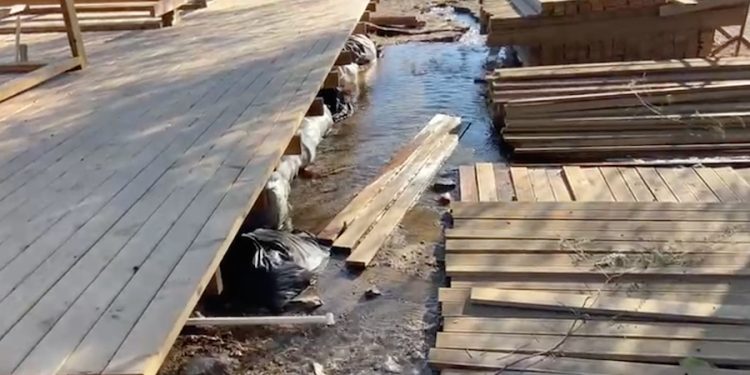 Bitezdeki kaçak platformdaki su borusu patladı