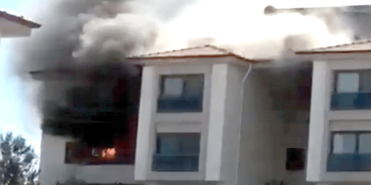 Ocakta  unutulan yemekten çıkan yangın evi kül etti