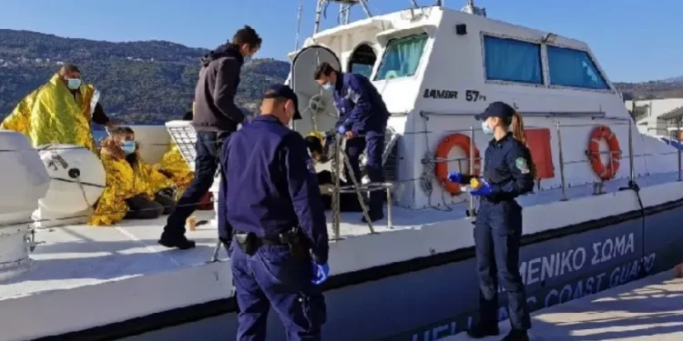 Bodrum açıklarında göçmen botu battı, kayıp göçmenler aranıyor