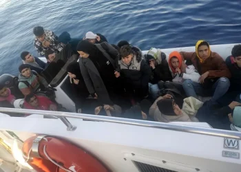 Sürat teknesinde 22 göçmen 2 organizatör yakalandı