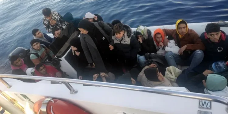 Sürat teknesinde 22 göçmen 2 organizatör yakalandı