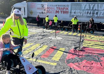 Mobil Trafik Eğitim Tırı  Öğrencilerle Buluşuyor