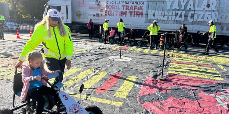 Mobil Trafik Eğitim Tırı Öğrencilerle Buluşuyor