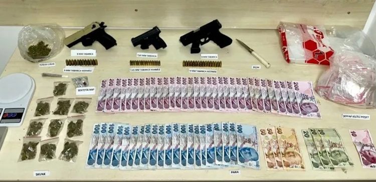 Turistik ilçede lüks villa uyuşturucu ve silah deposu çıktı