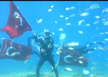 Dalgıçlar Atatürk’ü 5 Metre Derinlikte Atatürk Fotoğrafları Sergisi Açarak Andı